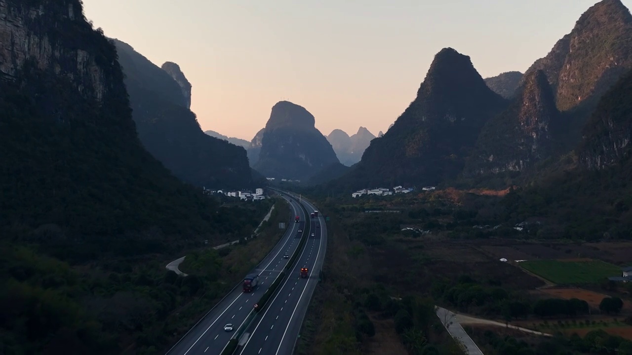 夕阳下阳朔喀斯特岩溶地貌峰林峡谷中的高速公路视频素材