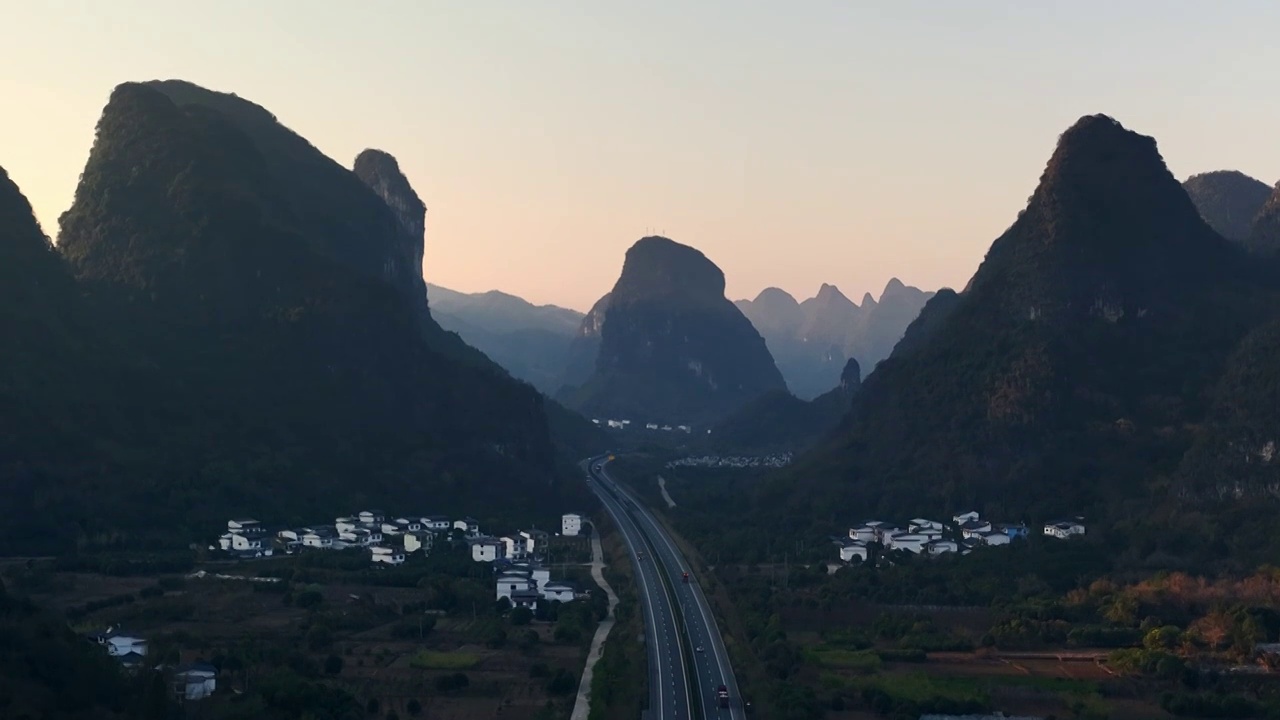 夕阳下阳朔喀斯特岩溶地貌峰林峡谷中的高速公路视频素材