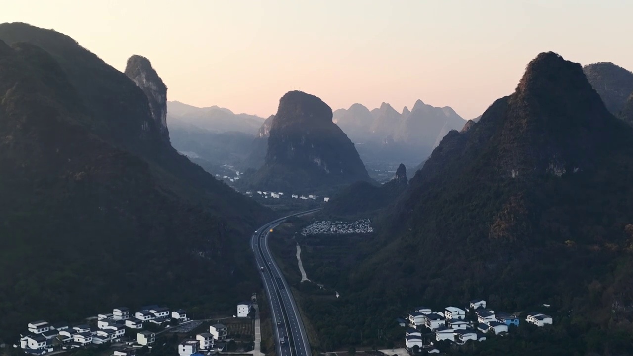 夕阳下阳朔喀斯特岩溶地貌峰林峡谷中的高速公路视频素材