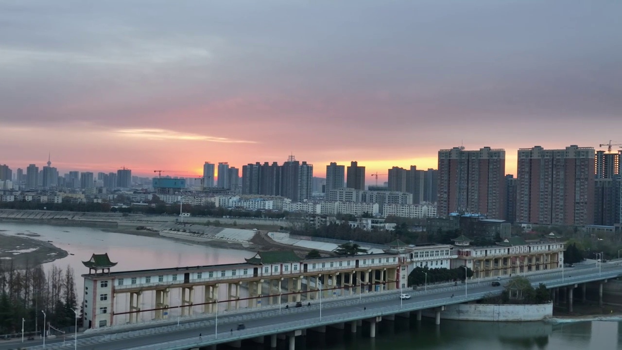 高视角城市河流朝霞日出视频素材