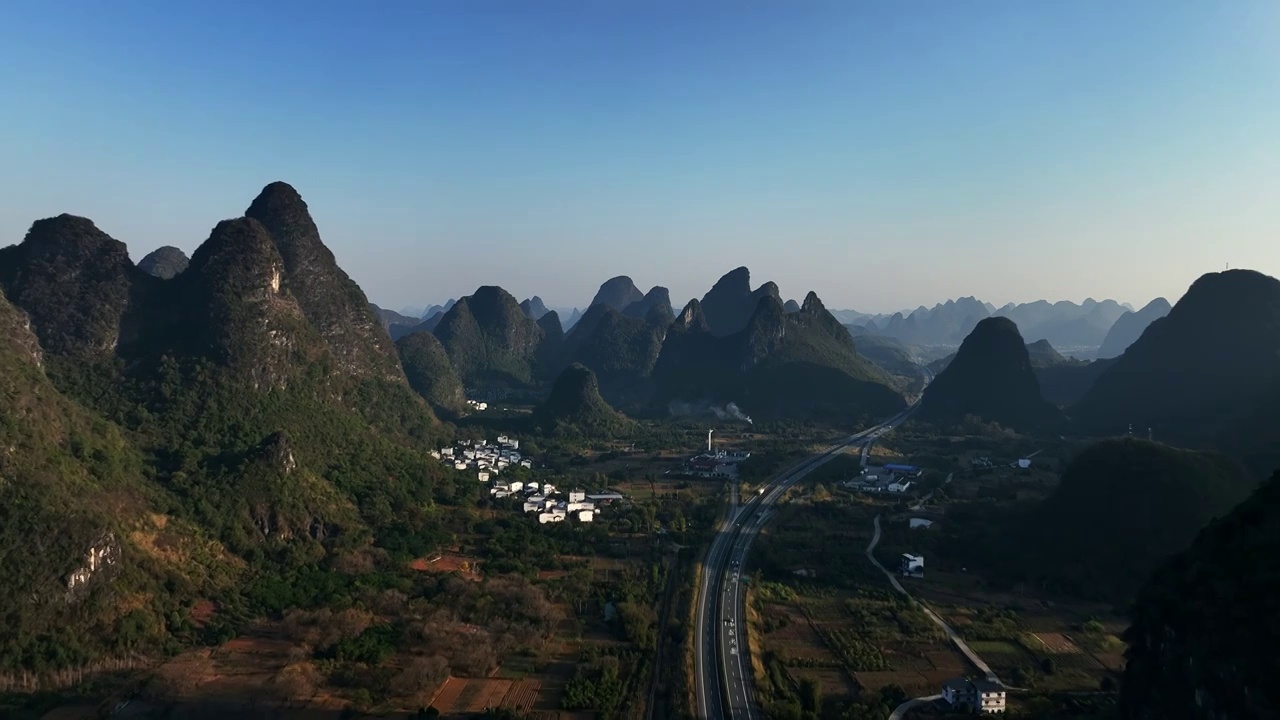 冬季傍晚阳朔喀斯特岩溶地貌山谷中的高速公路视频素材