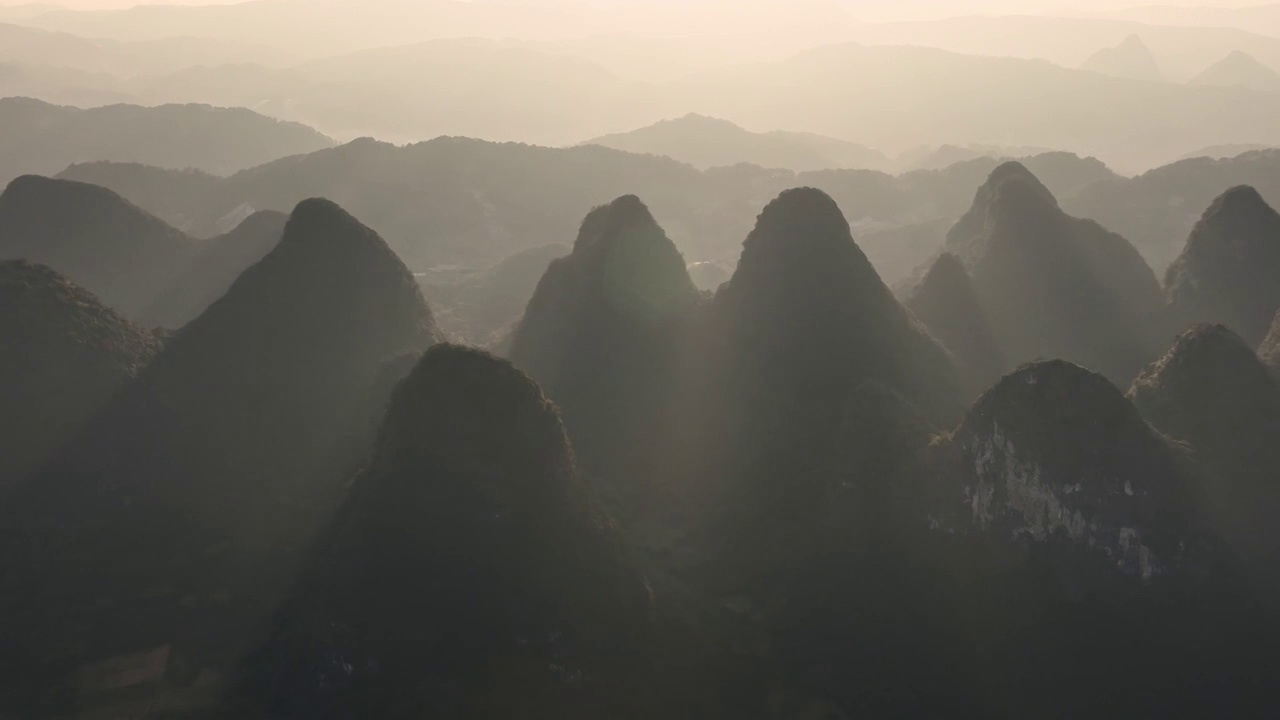 夕阳下的阳朔喀斯特岩溶地貌峰林视频素材