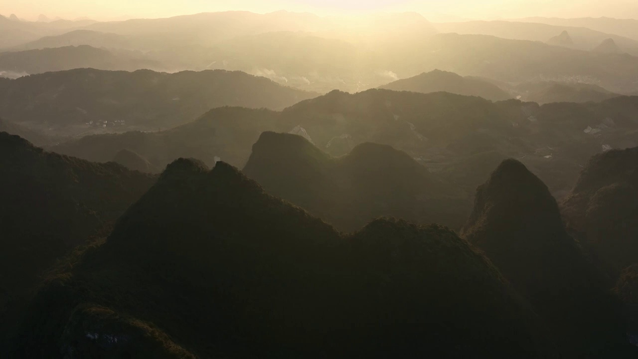 夕阳下的阳朔喀斯特岩溶地貌峰林视频素材