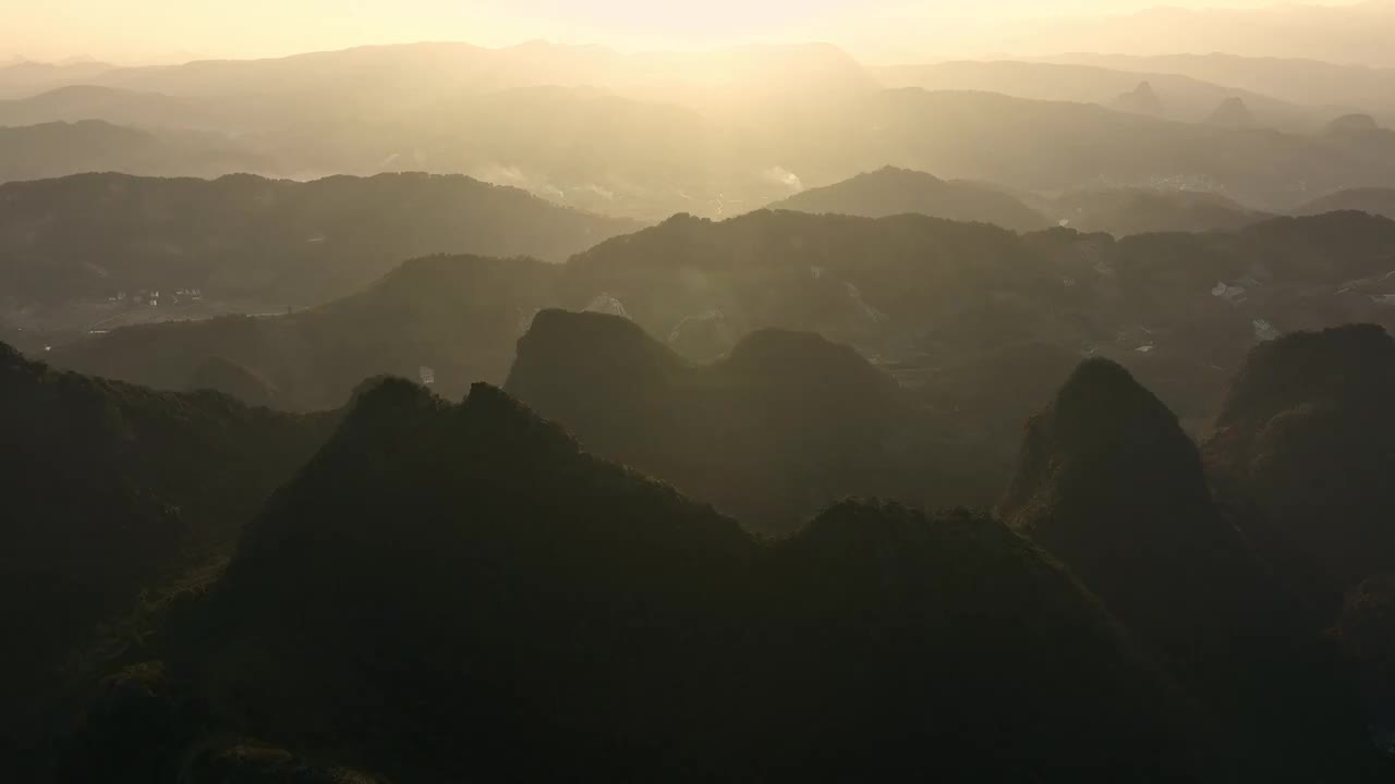 夕阳下的阳朔喀斯特岩溶地貌峰林视频素材