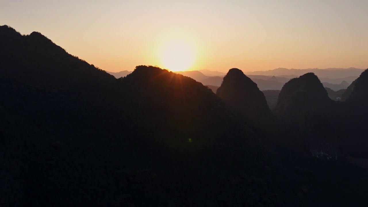 夕阳下的阳朔喀斯特岩溶地貌峰林视频素材