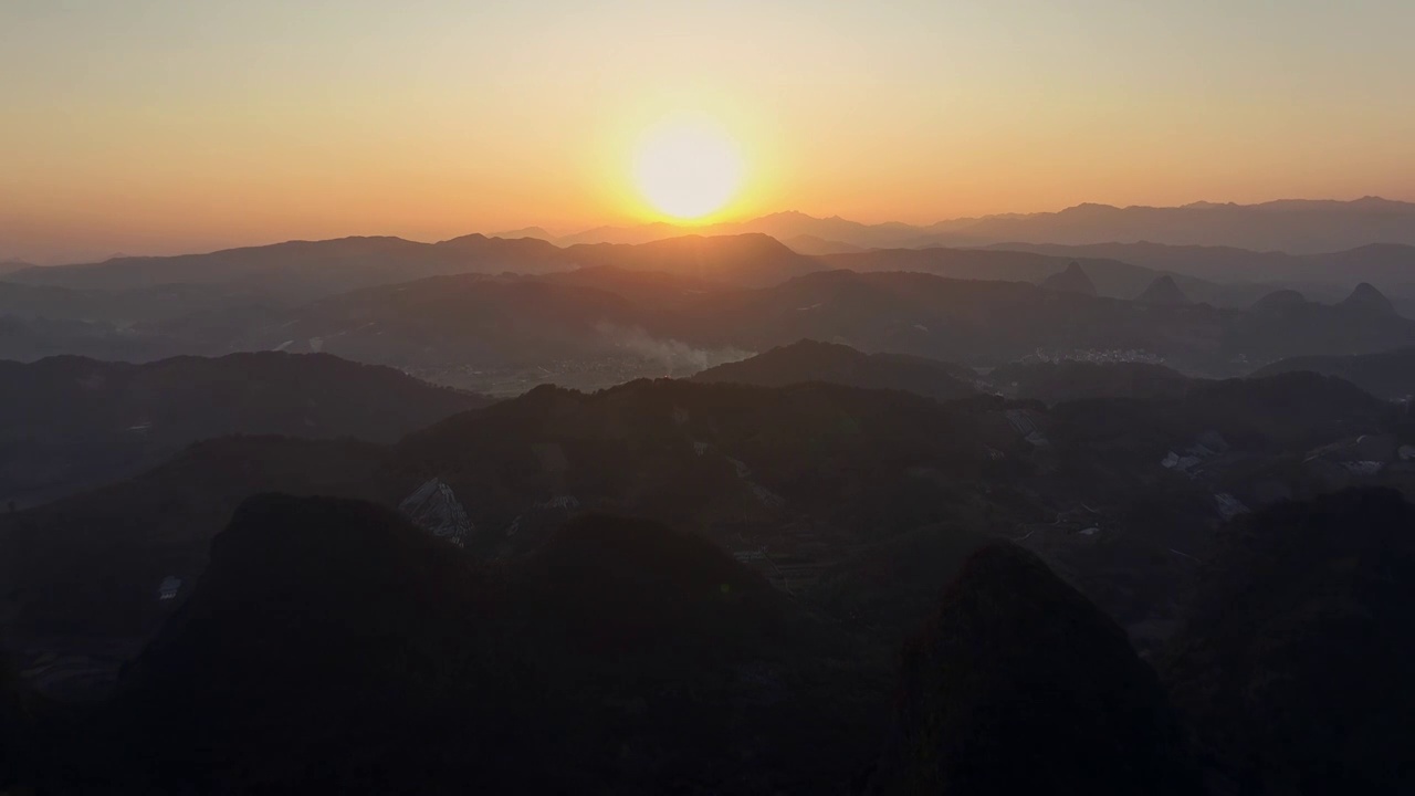 夕阳下的阳朔喀斯特岩溶地貌峰林视频素材