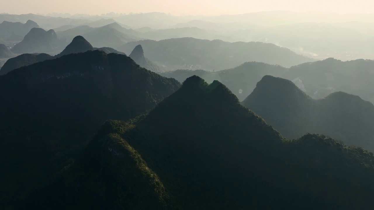 日出时分的阳朔喀斯特岩溶地貌峰林视频素材