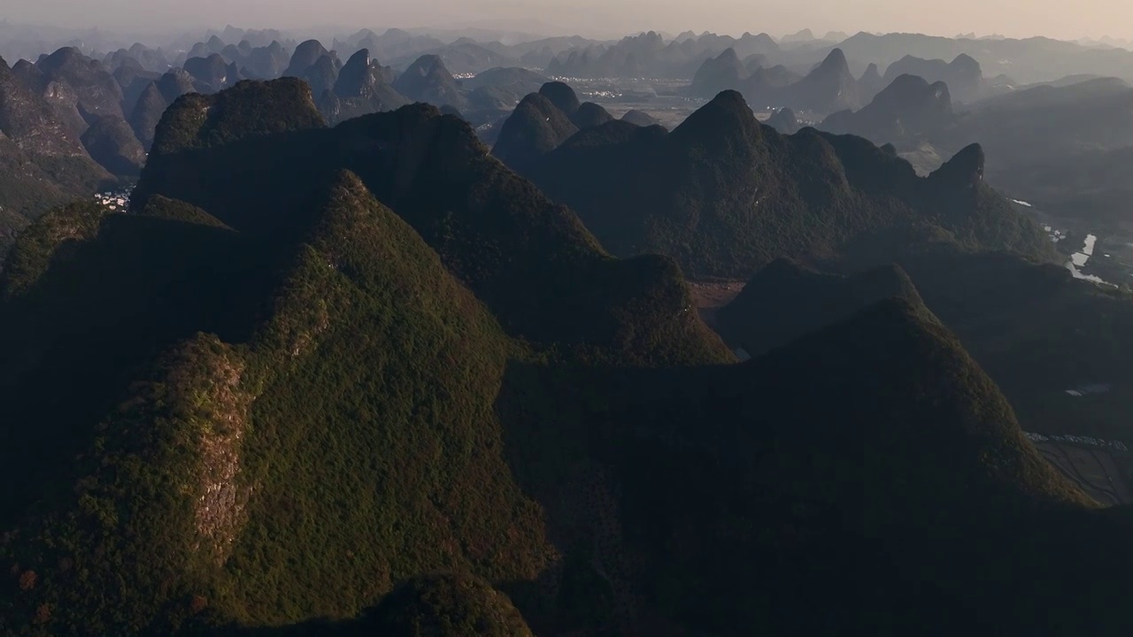 夕阳下的阳朔喀斯特岩溶地貌峰林视频素材