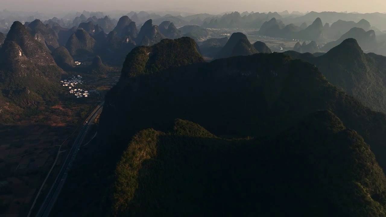 夕阳下的阳朔喀斯特岩溶地貌峰林视频素材