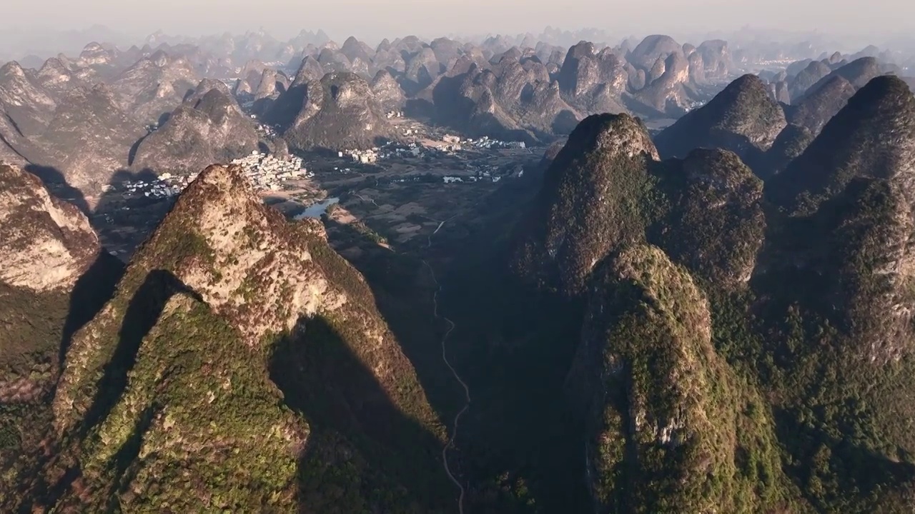 夕阳下的阳朔喀斯特岩溶地貌峰林视频素材