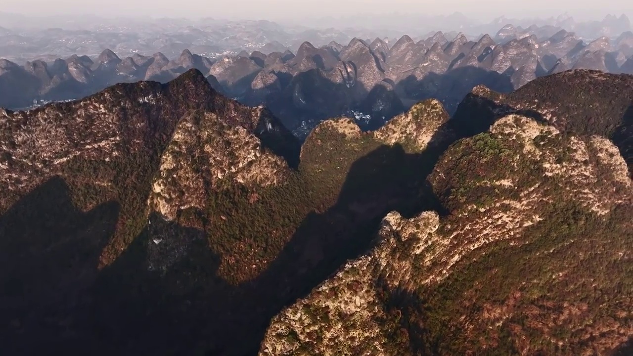 夕阳下的阳朔喀斯特岩溶地貌峰林视频素材