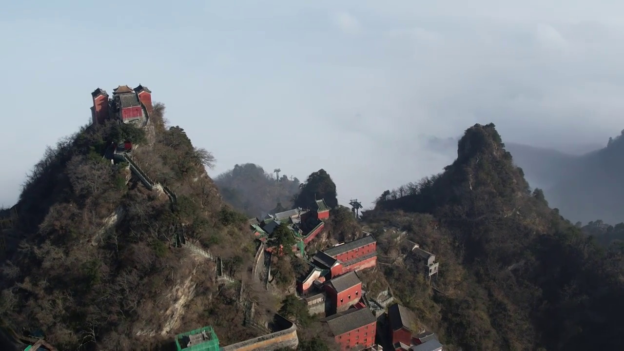 4K航拍中国湖北十堰武当山道观和云海风光视频素材