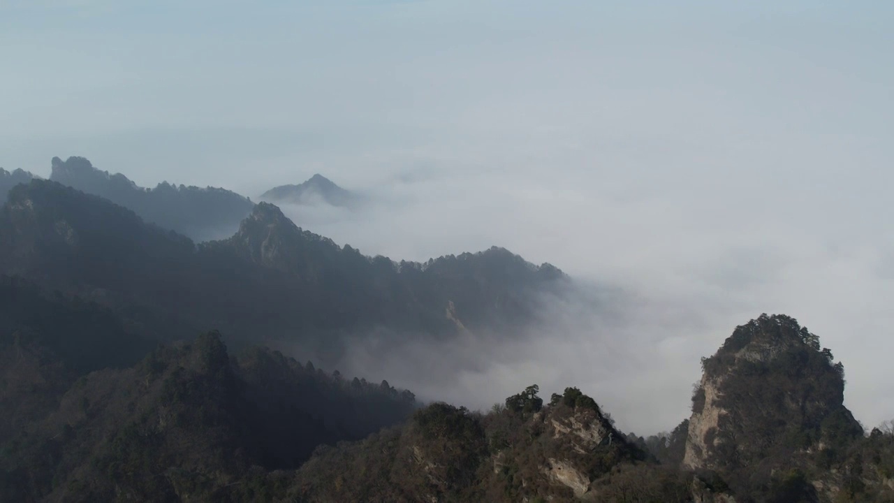 4K航拍中国湖北十堰武当山道观和云海风光视频素材