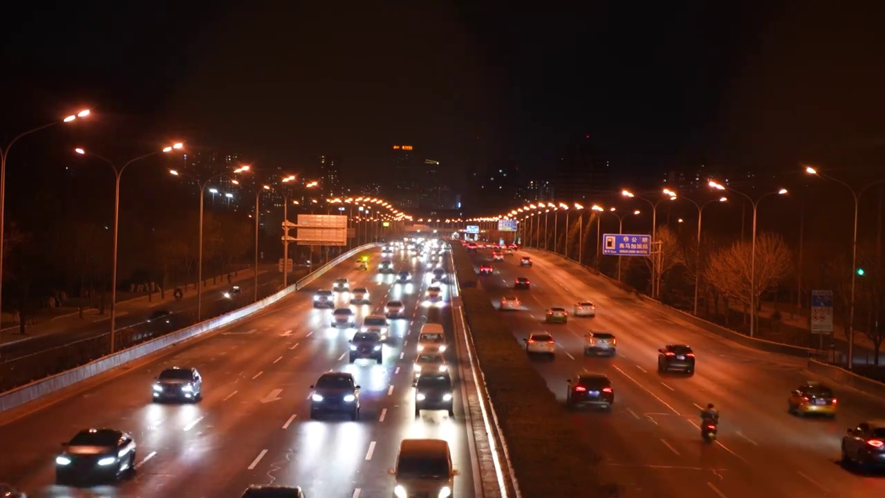 夜晚城市马路车流高峰期复古复产复苏视频素材