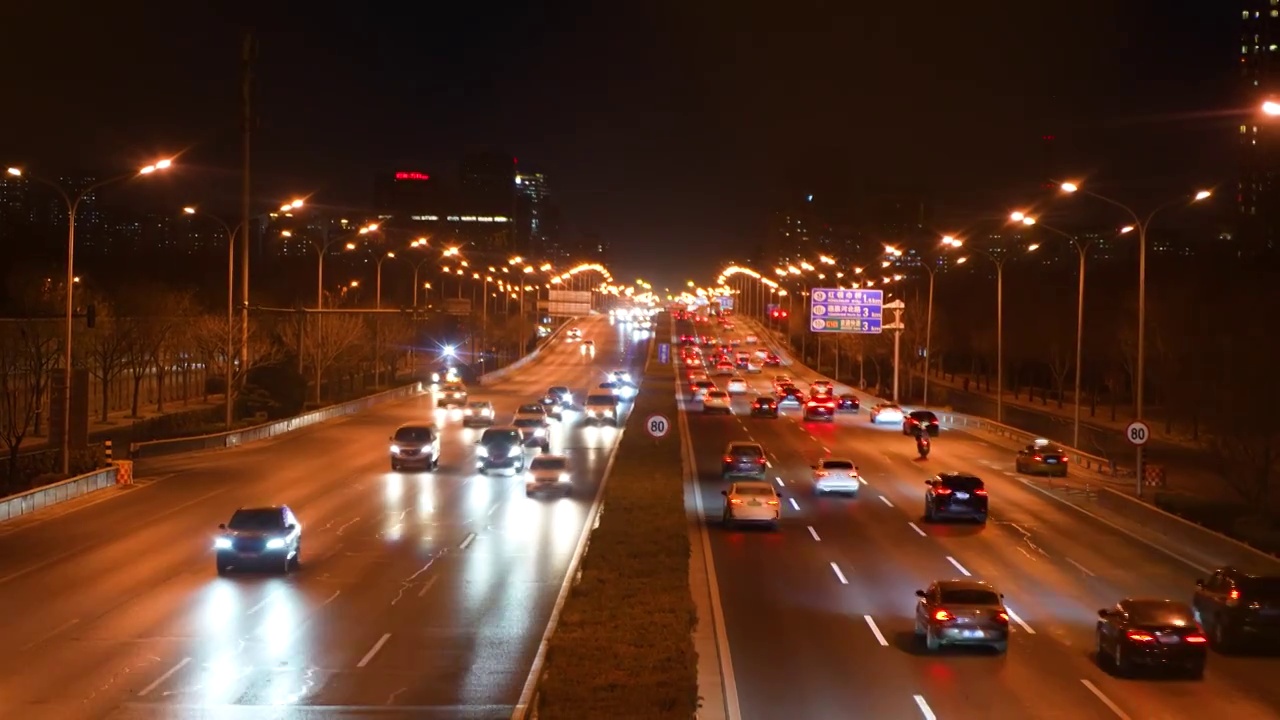 夜晚城市马路车流高峰期复古复产复苏视频素材