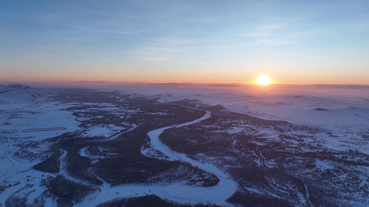 航拍冬季丛林河湾雪景朝阳视频素材