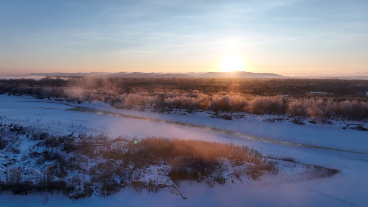 航拍冬季丛林河湾雪景朝阳视频素材