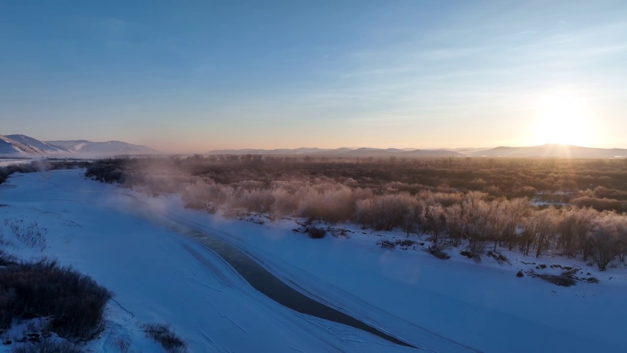 航拍冬季丛林河湾雪景朝阳视频素材