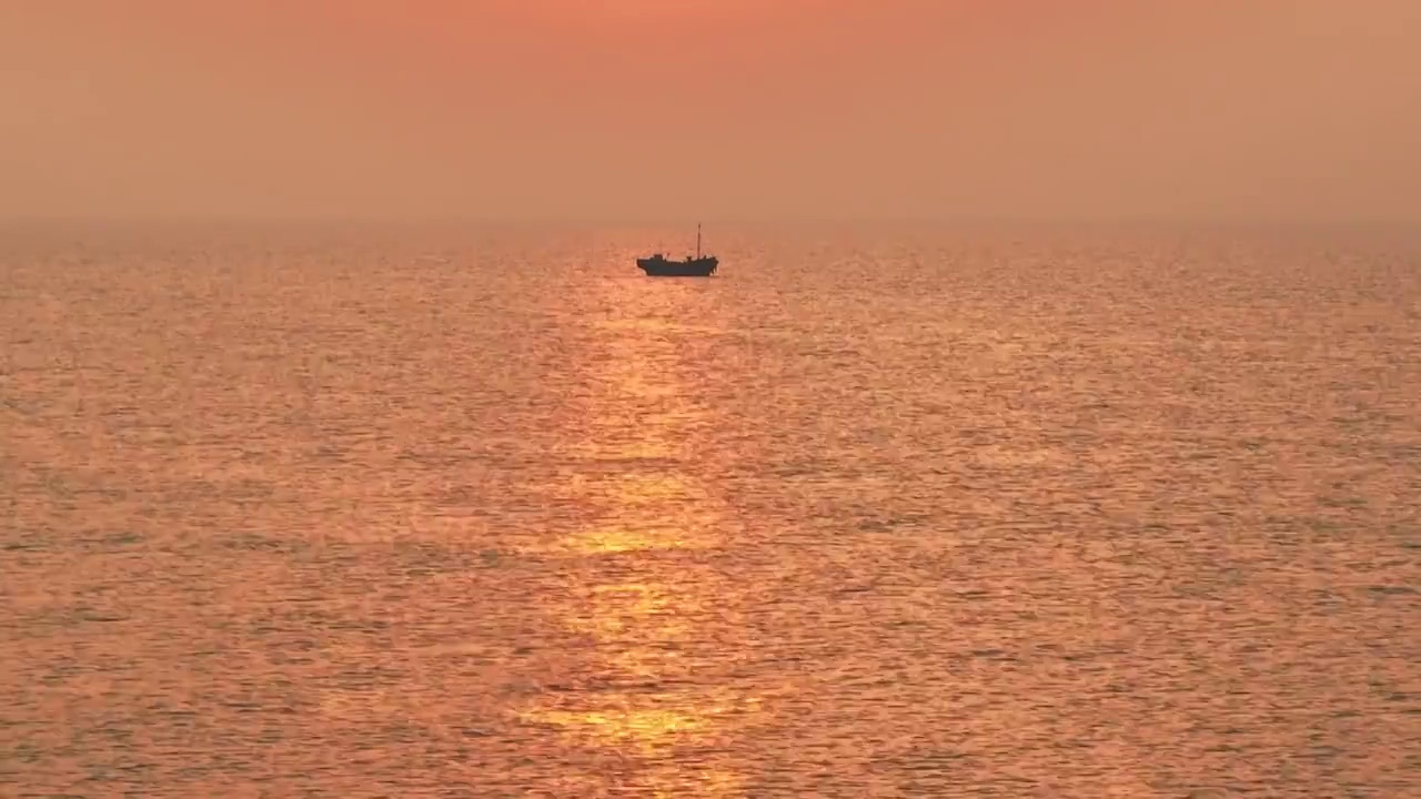 航拍海上漂流的渔船视频素材