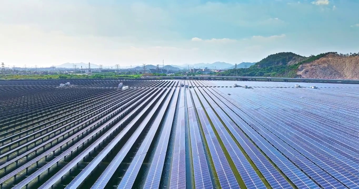 航拍水上的太阳能电池板视频素材