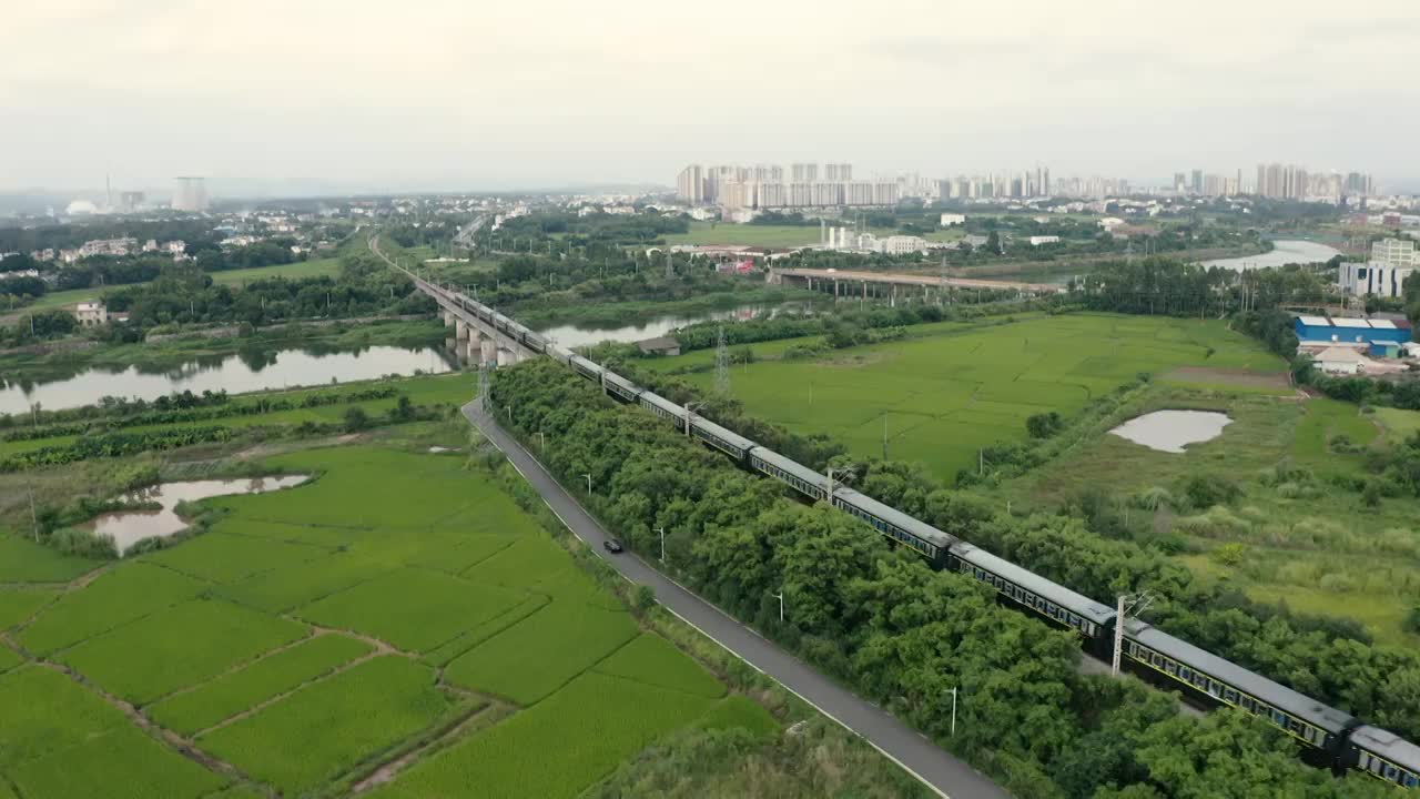 火车高铁行驶在乡村视频素材