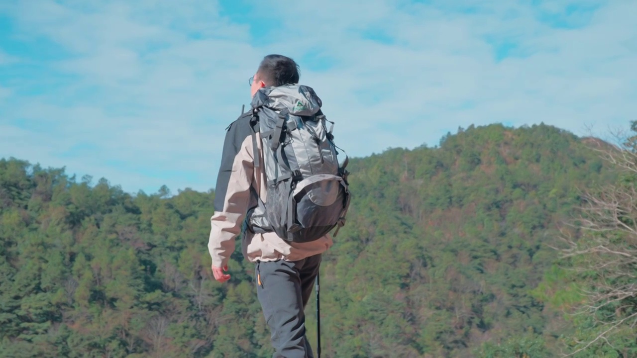 一个男子正在徒步登山视频素材