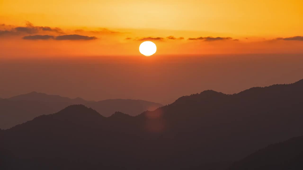 唯美黄昏夕阳下日落山脉延时视频素材