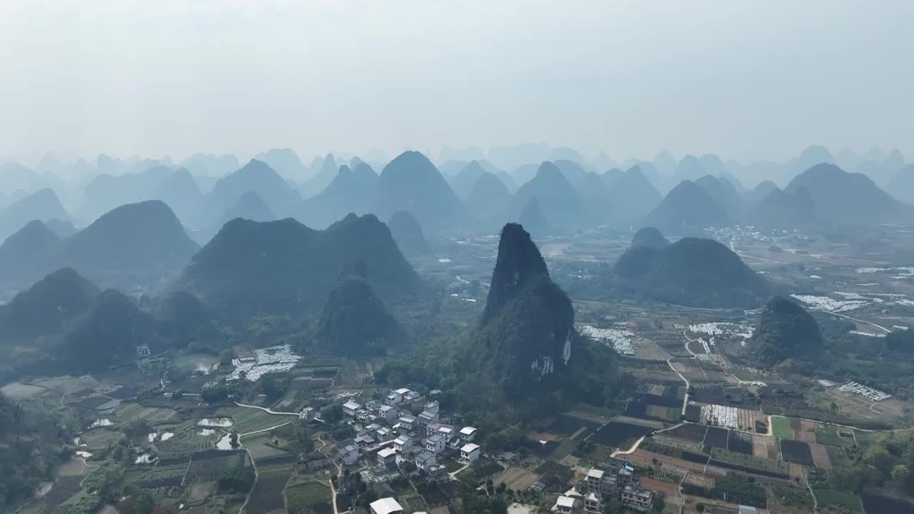 阳朔田园和群峰视频素材