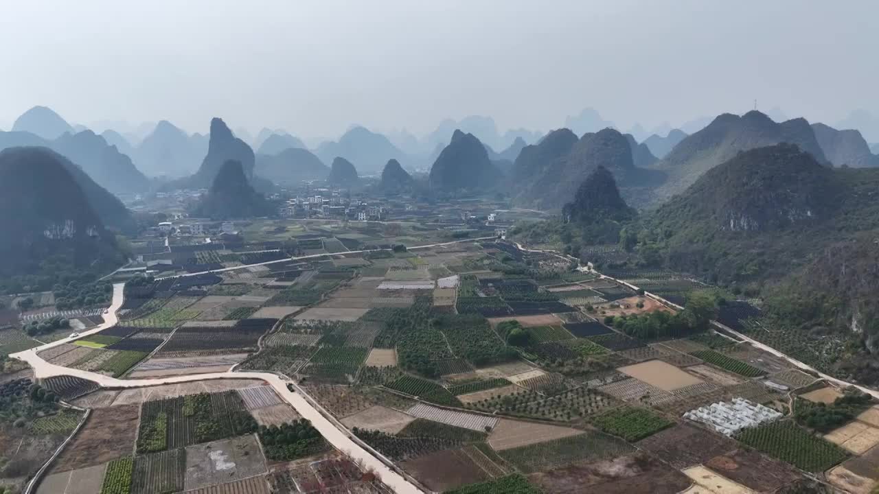 阳朔田园和群峰视频素材