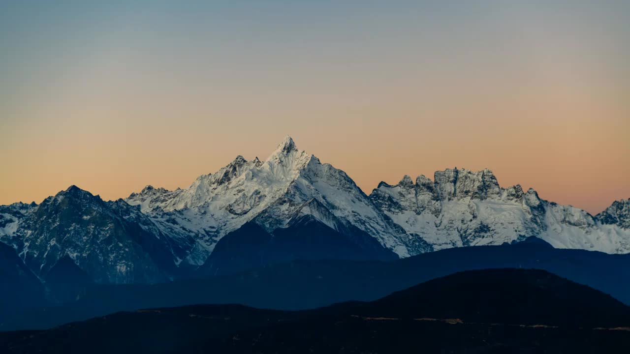 梅里雪山夜转日日好金山视频素材