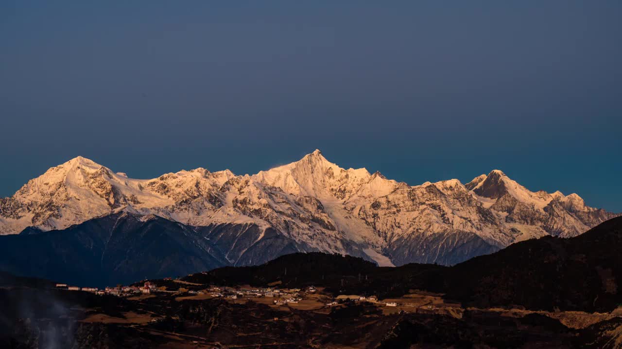 梅里雪山夜转日日好金山视频素材