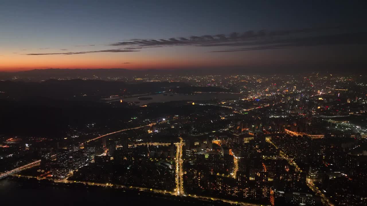 航拍杭州西湖和城市天际线全景夜景视频素材