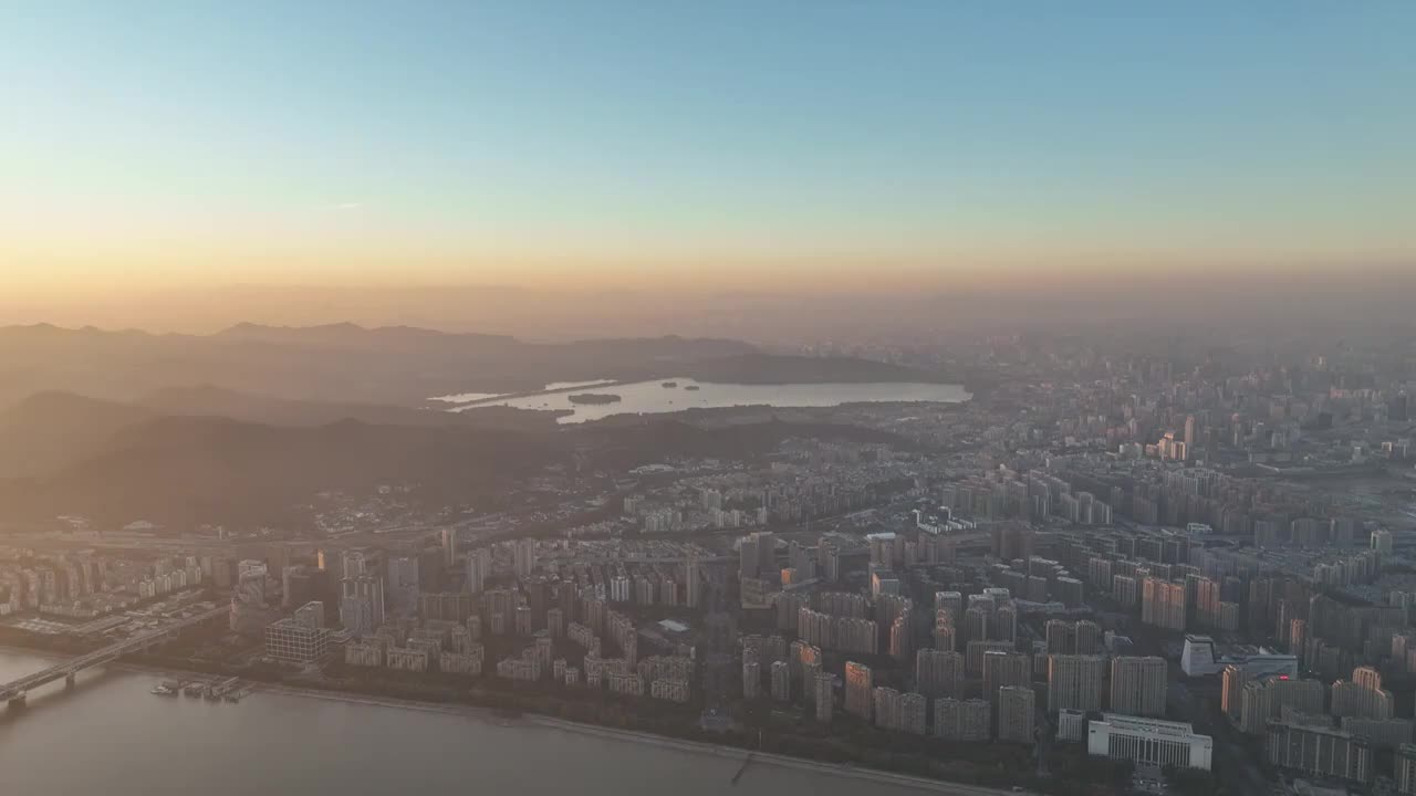 航拍杭州西湖和城市天际线全景日落风光视频素材