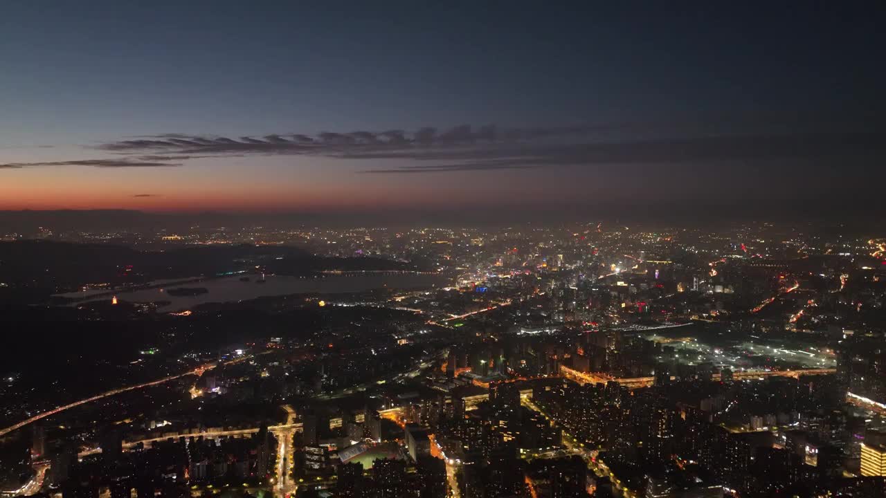 航拍杭州西湖和城市天际线全景夜景视频素材