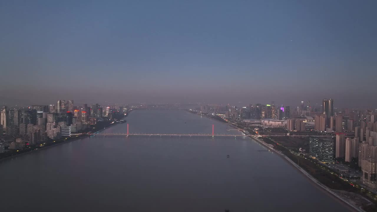 航拍杭州钱塘江两岸城市天际线夜景视频素材