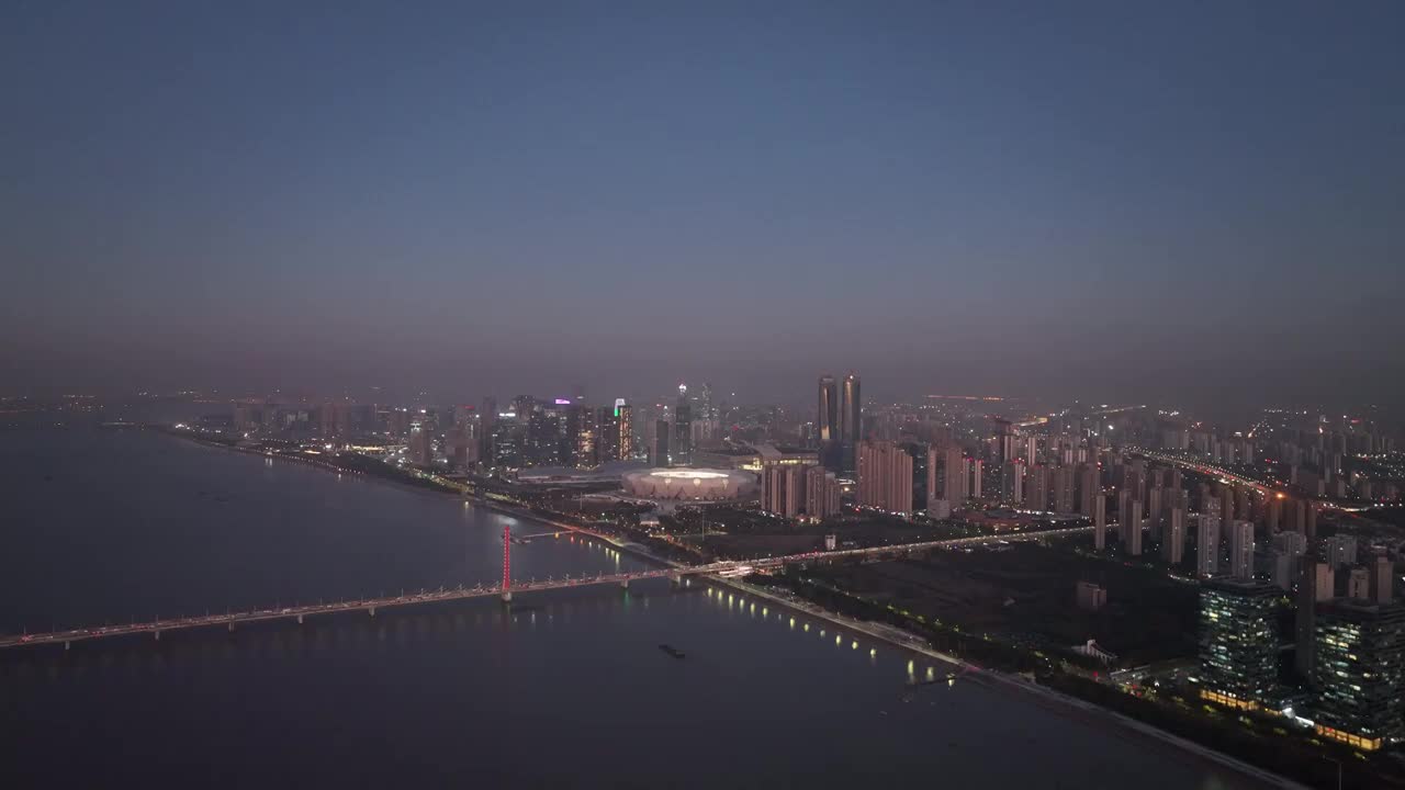 航拍杭州钱塘江畔奥体中心城市天际线夜景视频素材