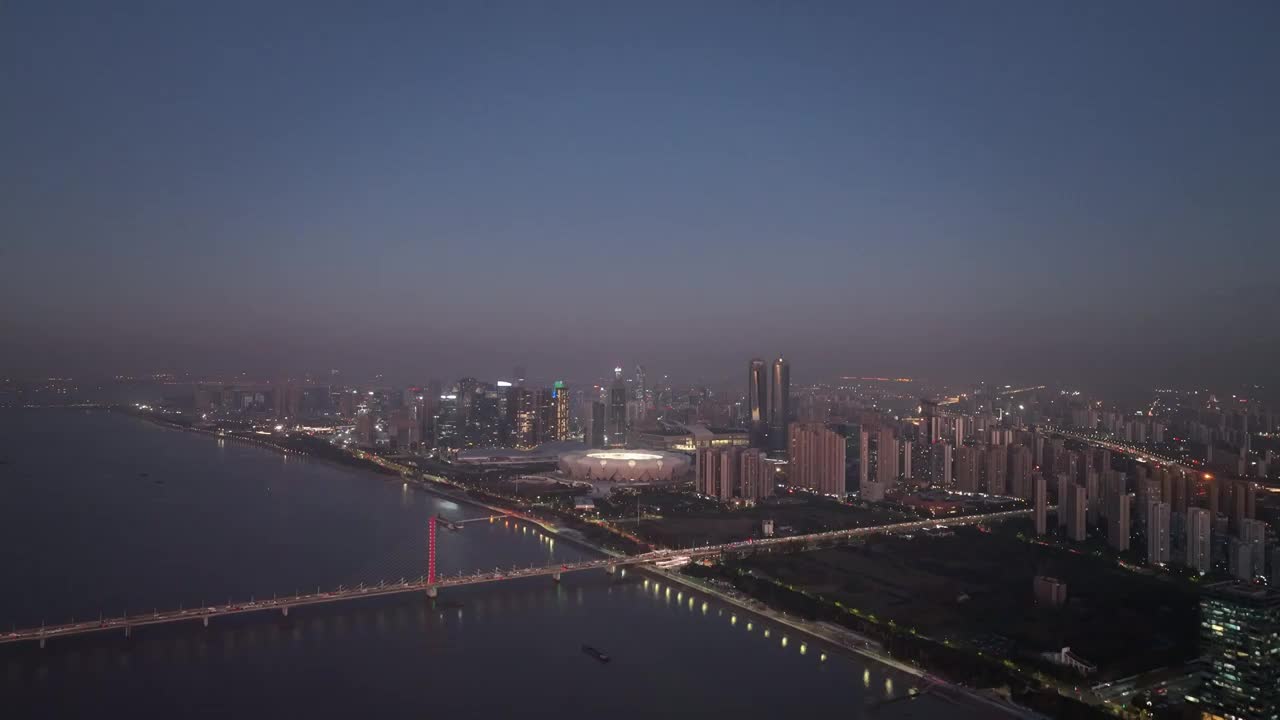 航拍杭州钱塘江畔奥体中心城市天际线夜景视频素材