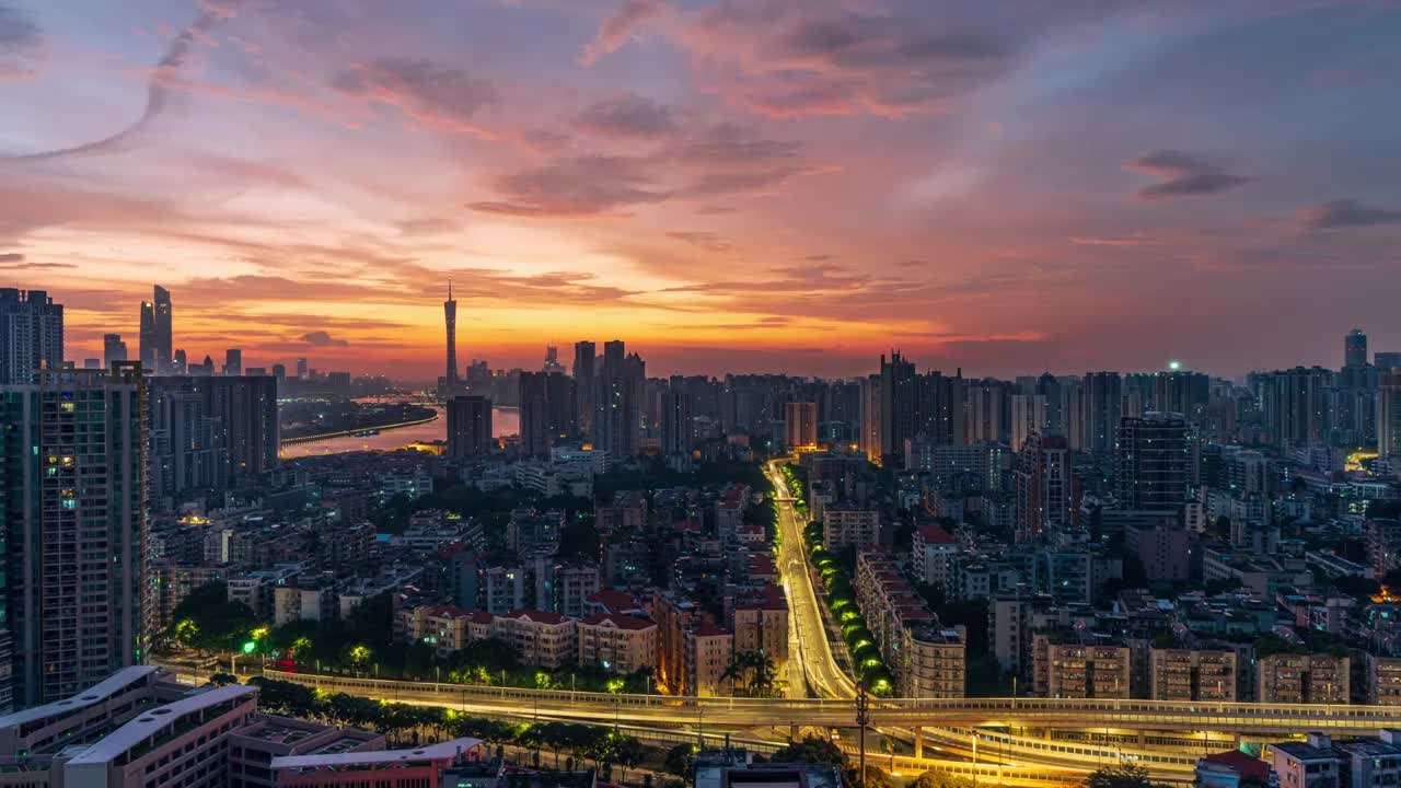 广州城市建筑繁忙车流与日出火烧云延时风光视频素材