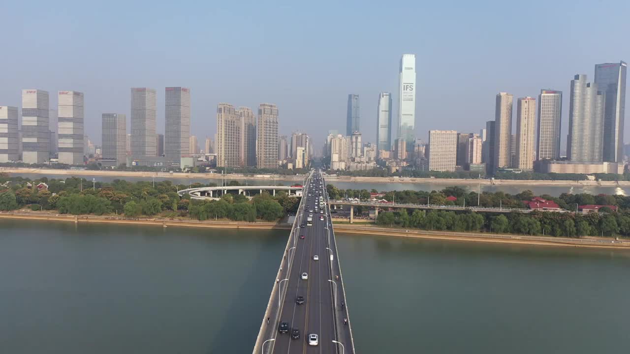 航拍长沙橘子洲和芙蓉中央商务区城市天际线白昼风光视频素材