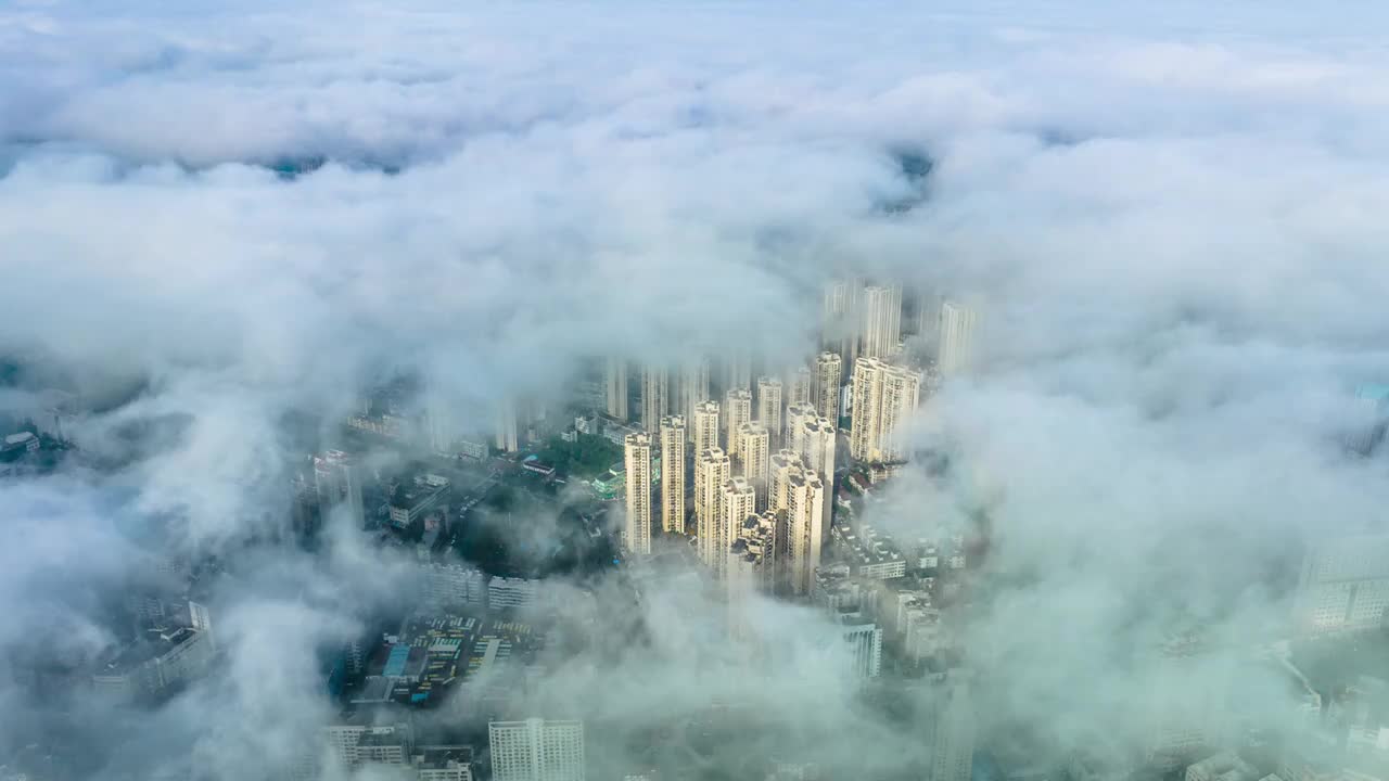 航拍平流雾下的海口视频素材