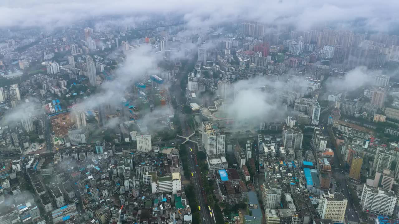 航拍平流雾下的海口视频素材