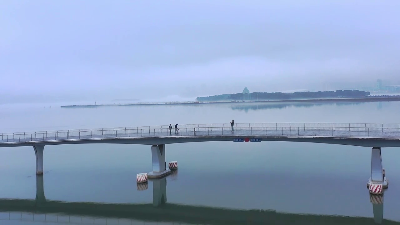 苏州园区金鸡湖水面薄雾视频素材