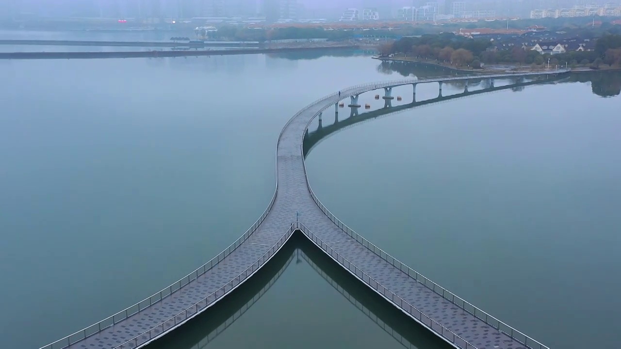 苏州园区金鸡湖水面薄雾视频素材