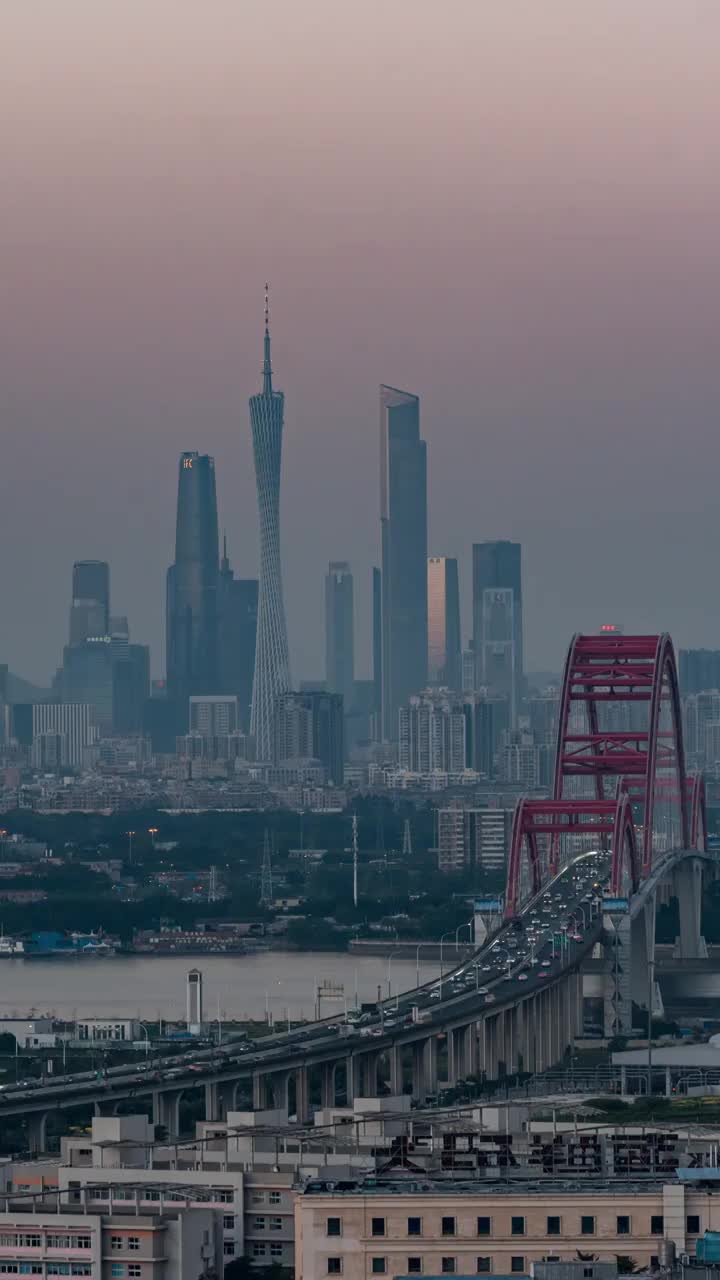 广州新光大桥与广州地标建筑的日落视频素材