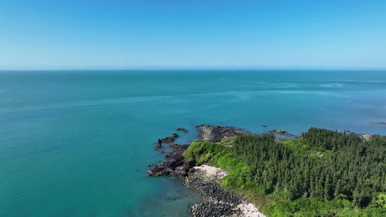 蔚蓝的火山岩石海岸视频素材