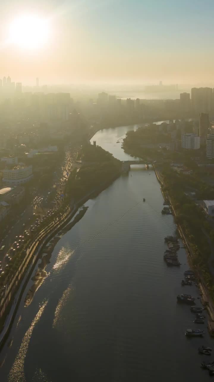 航拍海口市区海甸河落日延迟视频素材