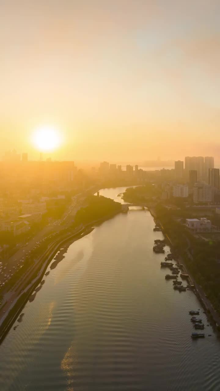 航拍海口市区海甸河落日延迟视频素材