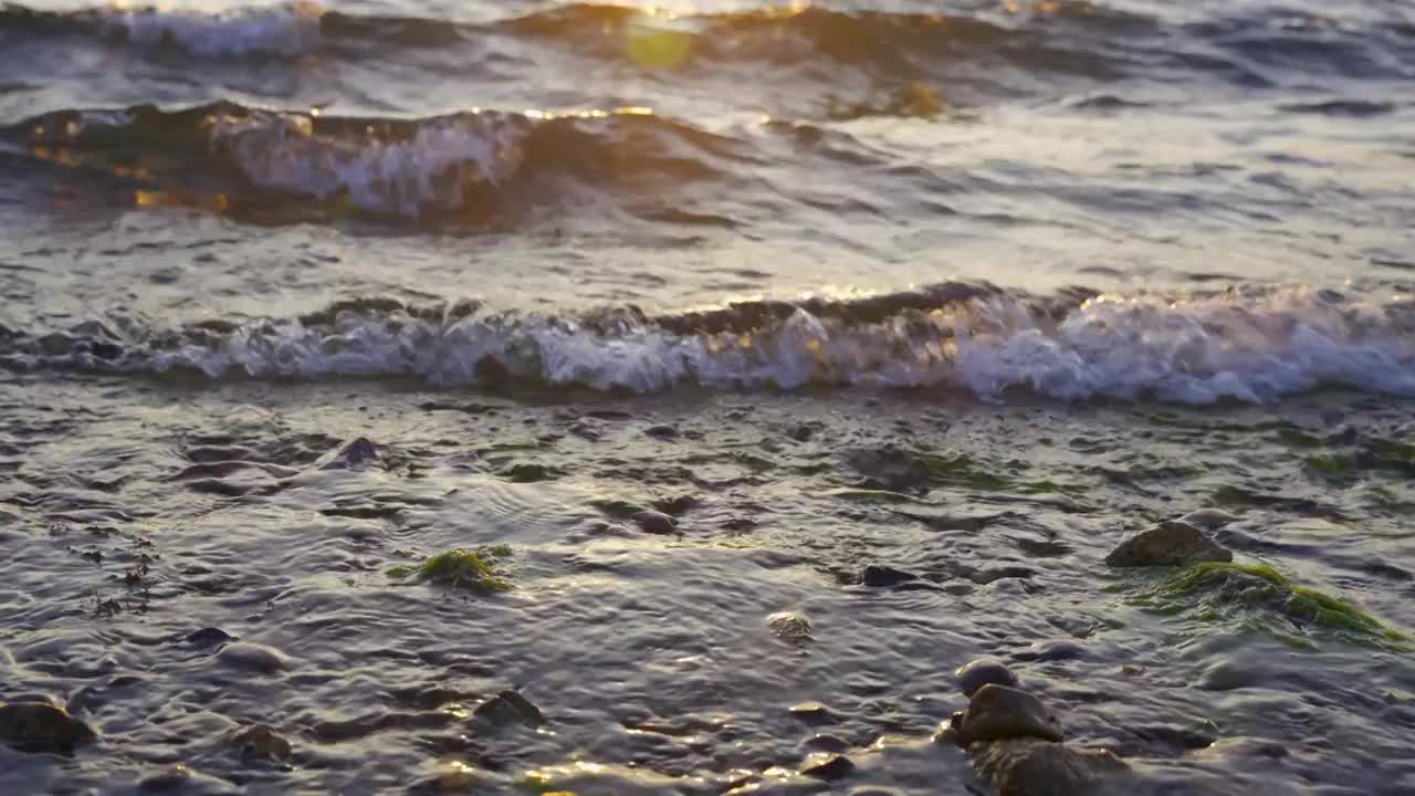 云南玉溪抚仙湖的日落水面浪花唯美空镜视频素材