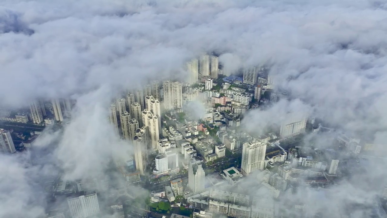 航拍平流雾下的海口视频素材