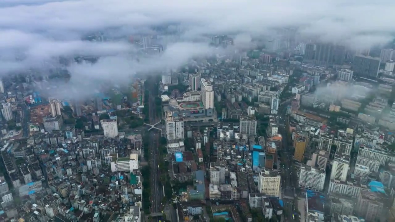 航拍平流雾下的海口延迟视频素材